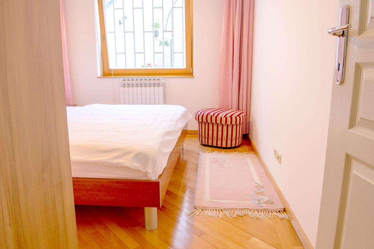 Beautiful Duplex In Heart Of Old Town - Free Parking *